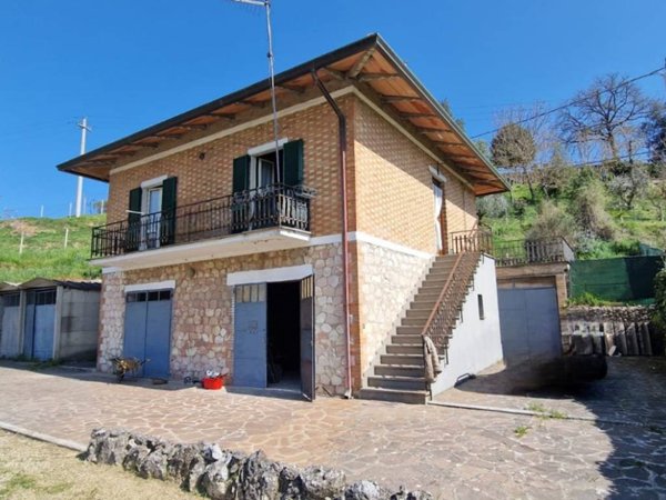 casa indipendente in vendita a Gualdo Cattaneo in zona Cerquiglino