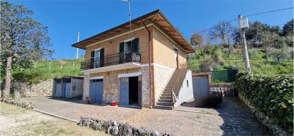 casa indipendente in vendita a Gualdo Cattaneo in zona Cerquiglino