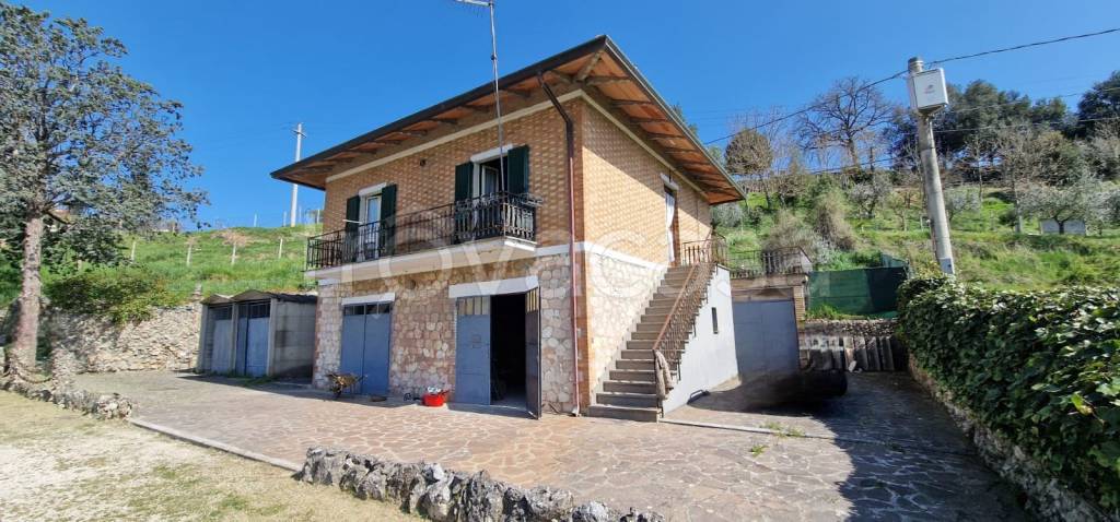 casa indipendente in vendita a Gualdo Cattaneo in zona Cerquiglino