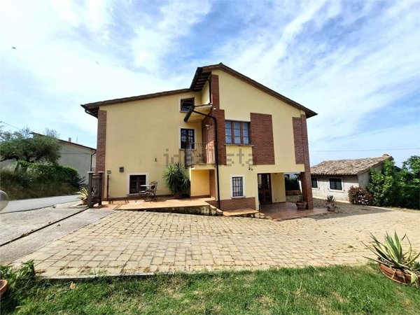 casa indipendente in vendita a Gualdo Cattaneo in zona Pomonte