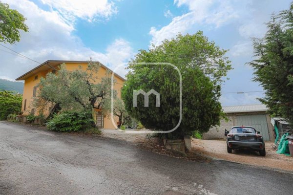 casa indipendente in vendita a Gualdo Cattaneo in zona Pomonte