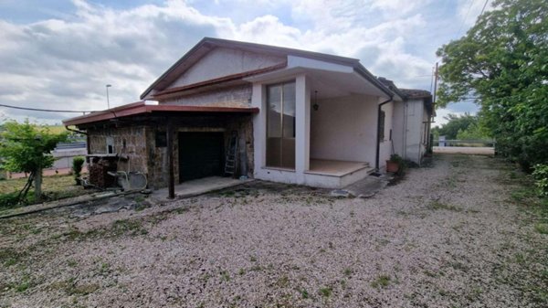 casa indipendente in vendita a Gualdo Cattaneo in zona Pozzo