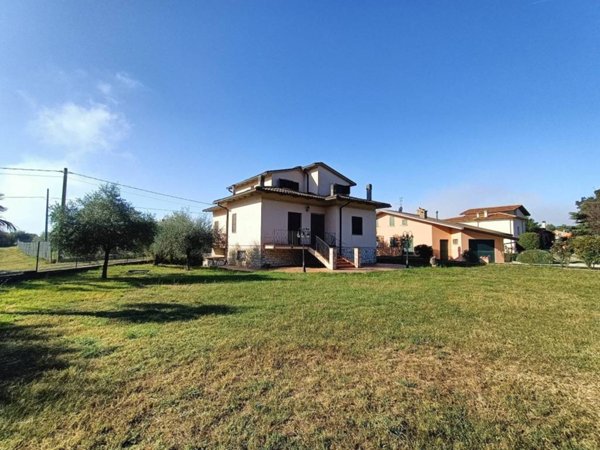 casa indipendente in vendita a Gualdo Cattaneo in zona Grutti