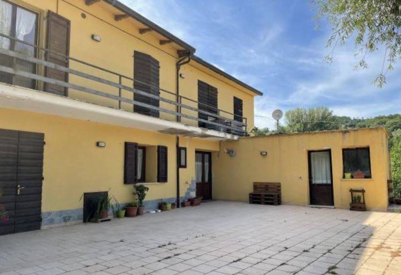 negozio in vendita a Gualdo Cattaneo