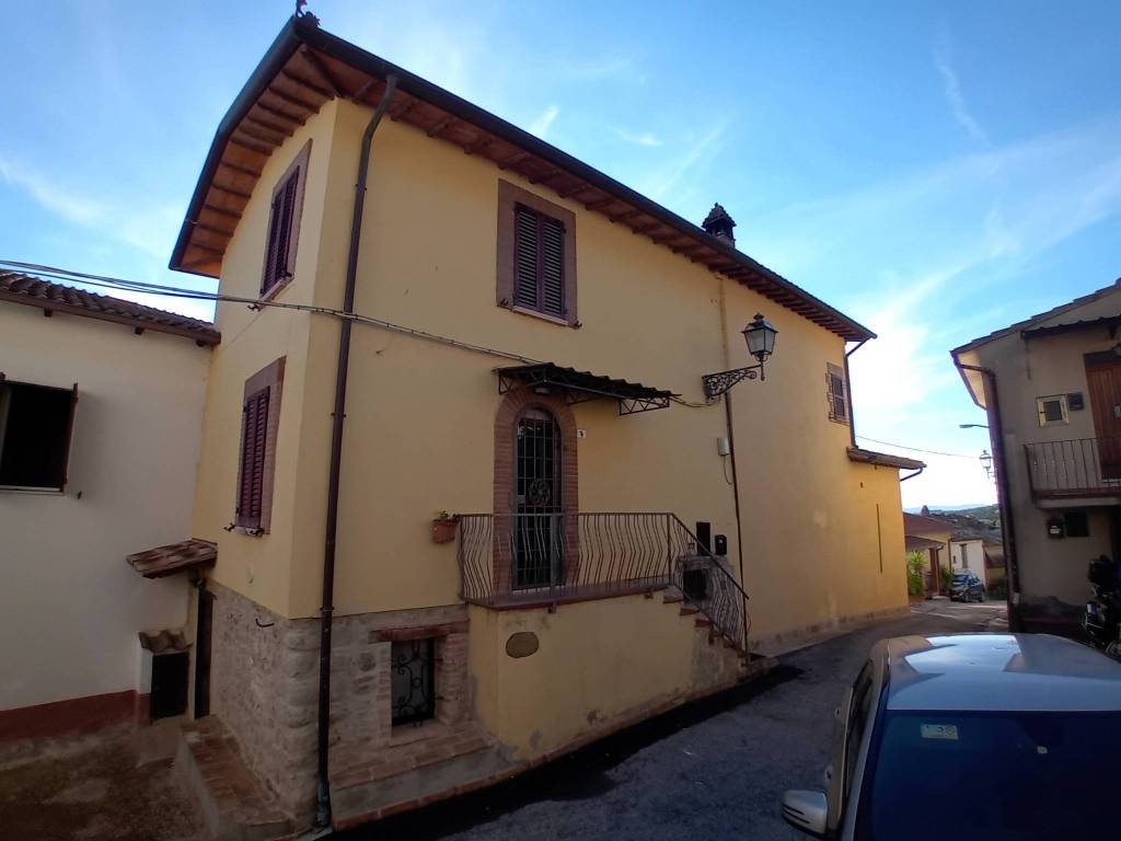 casa indipendente in vendita a Gualdo Cattaneo in zona Pomonte