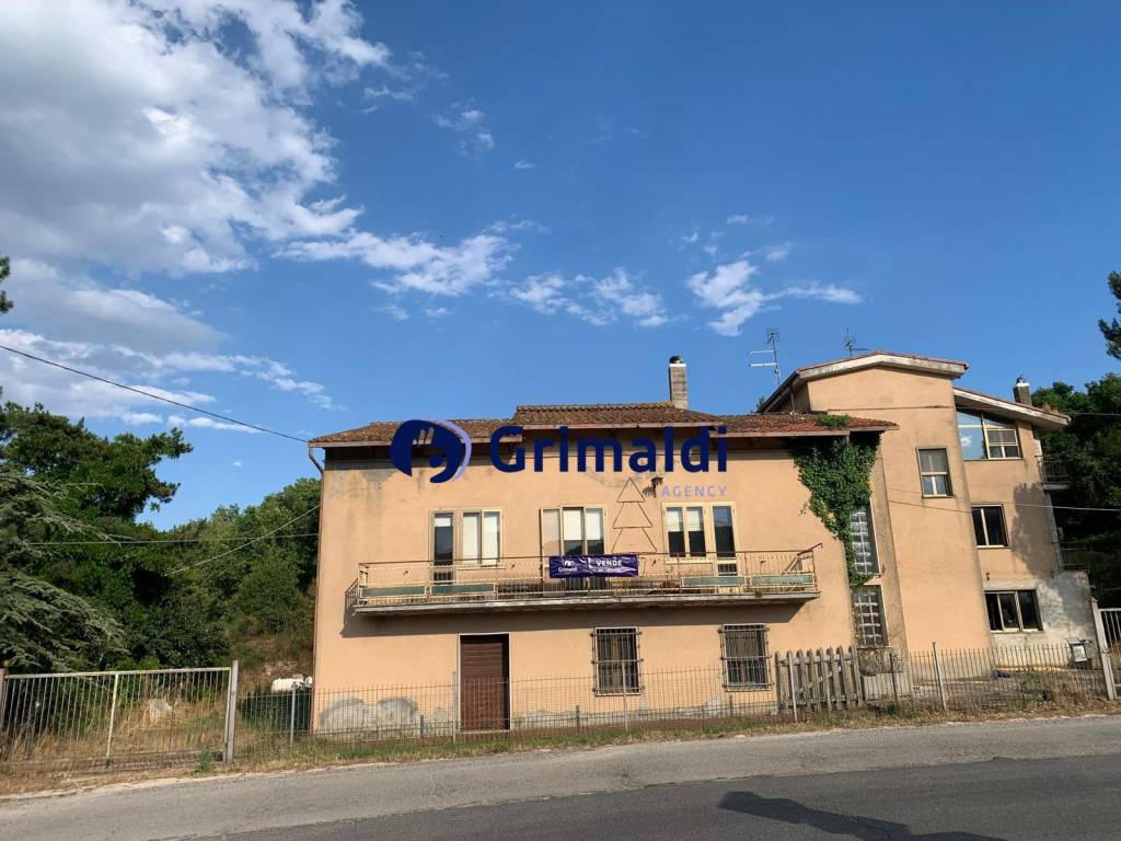 casa indipendente in vendita a Gualdo Cattaneo in zona Torri