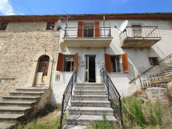 esavano in vendita a Gualdo Cattaneo in zona Pozzo