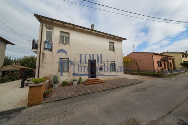 casa indipendente in vendita a Gualdo Cattaneo in zona San Terenziano