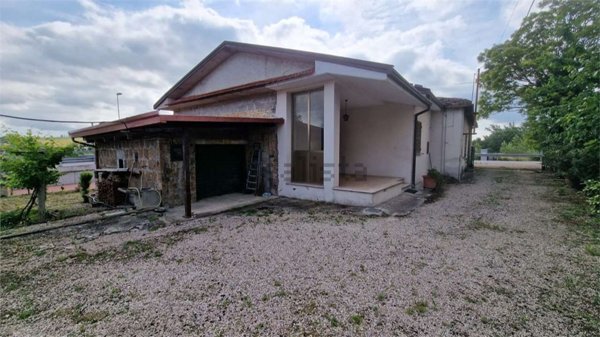 casa indipendente in vendita a Gualdo Cattaneo in zona Pozzo