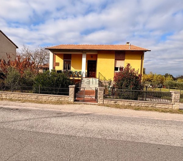 casa indipendente in vendita a Gualdo Cattaneo in zona San Terenziano