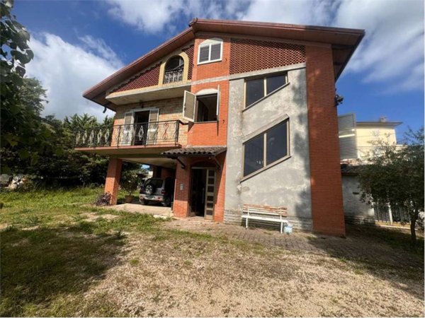 casa indipendente in vendita a Gualdo Cattaneo in zona Pomonte