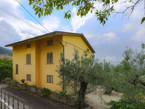 casa indipendente in vendita a Gualdo Cattaneo in zona Pomonte