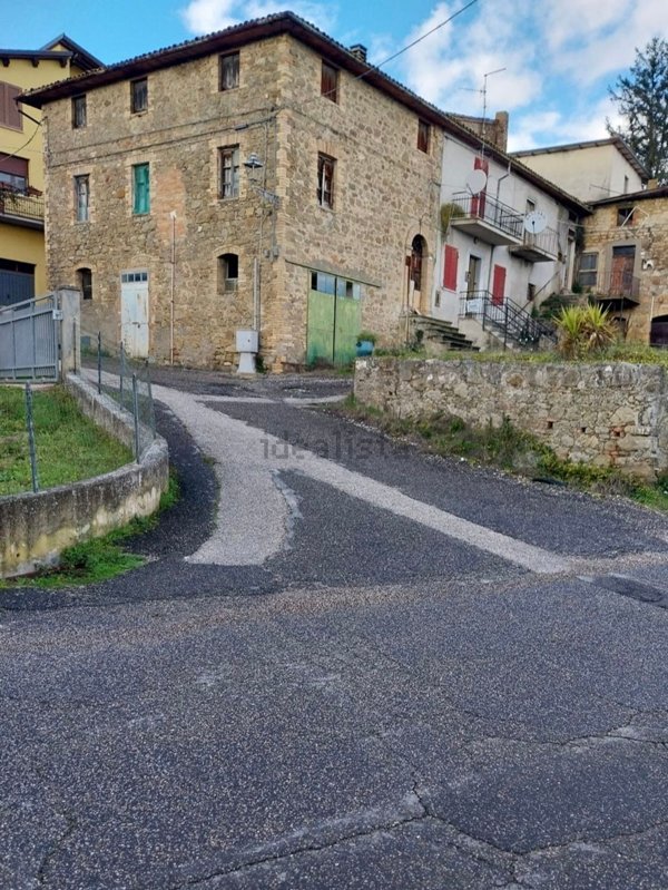 casa indipendente in vendita a Gualdo Cattaneo in zona Pozzo