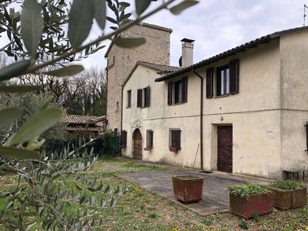 casa indipendente in vendita a Gualdo Cattaneo in zona Grutti