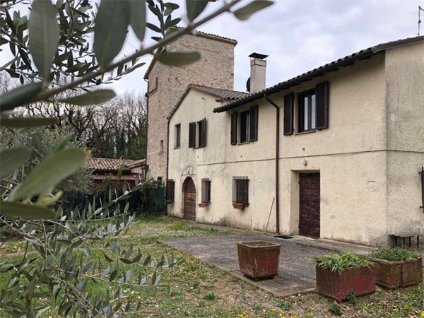 casa indipendente in vendita a Gualdo Cattaneo in zona Grutti
