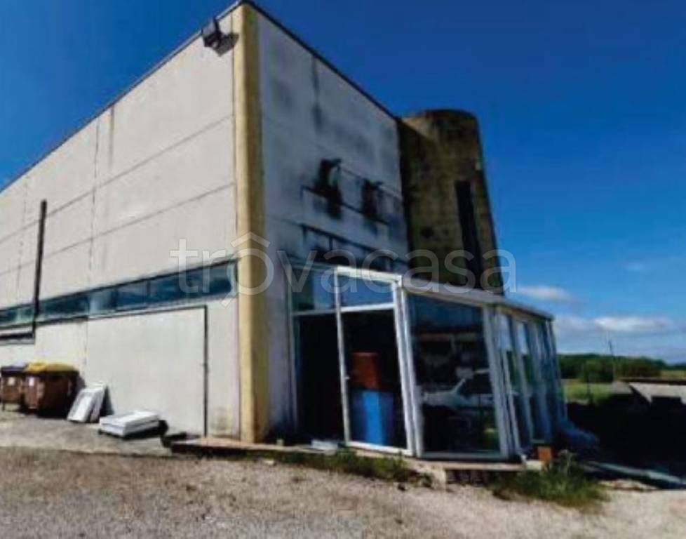 locale commerciale in vendita a Gualdo Cattaneo in zona San Terenziano