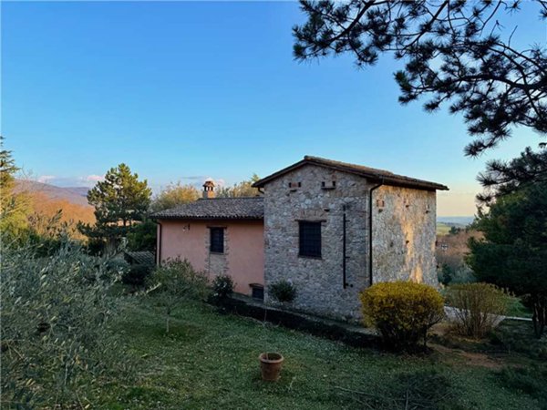 casa indipendente in vendita a Gualdo Cattaneo in zona Grutti