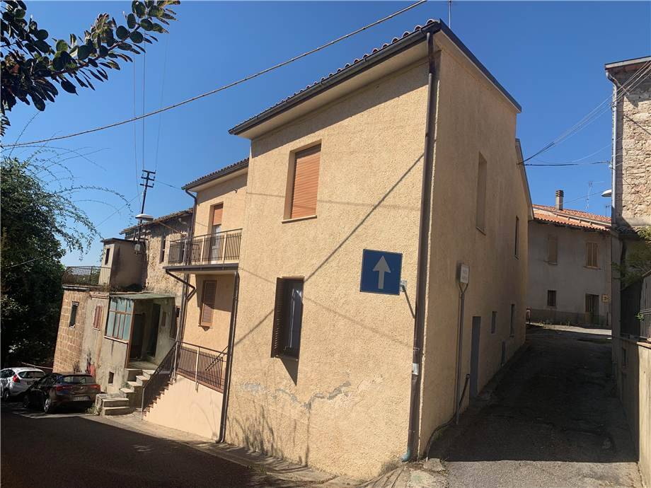 intera palazzina in vendita a Gualdo Cattaneo in zona Collesecco