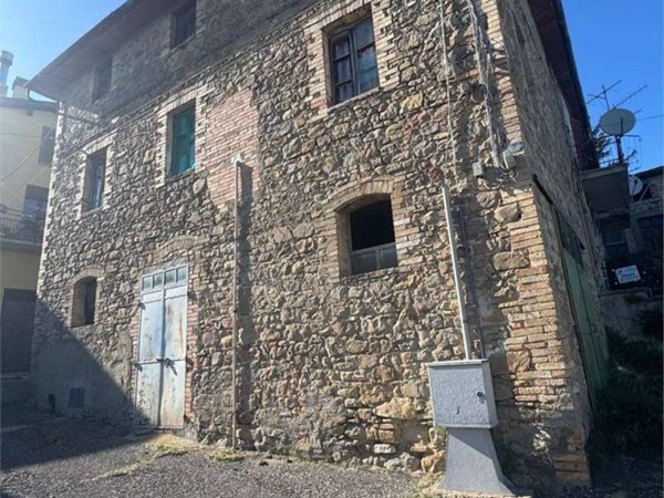 pentavano in vendita a Gualdo Cattaneo in zona Pozzo
