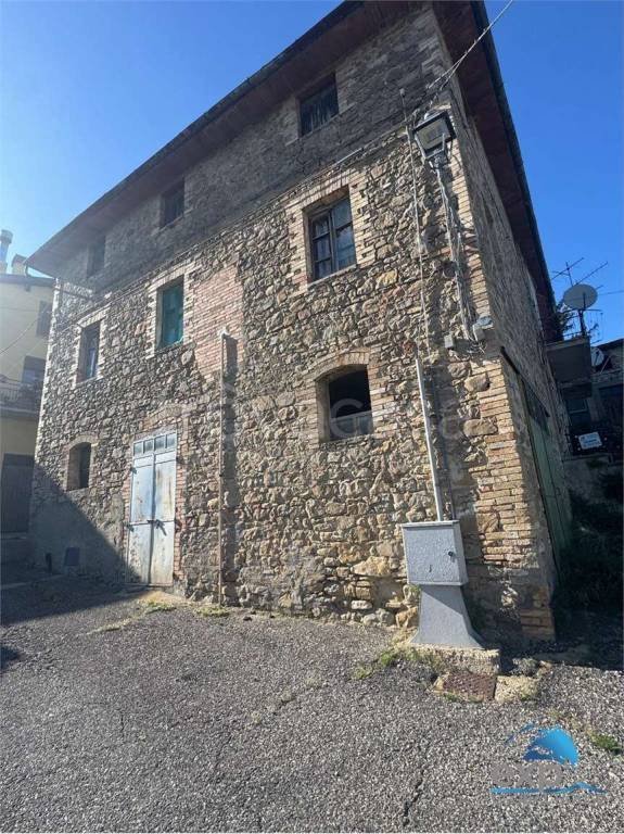 casa indipendente in vendita a Gualdo Cattaneo in zona Pozzo
