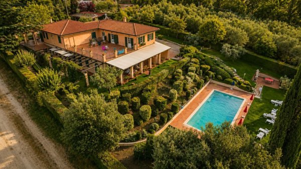 casa indipendente in vendita a Gualdo Cattaneo in zona Pozzo