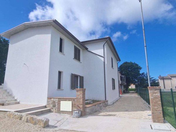 casa indipendente in vendita a Gualdo Cattaneo in zona Pozzo