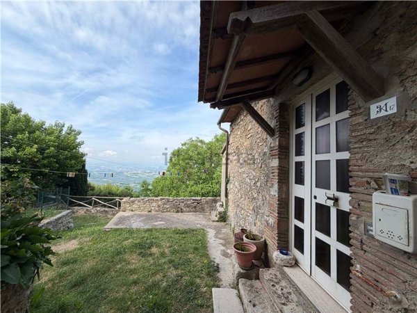 casa indipendente in vendita a Gualdo Cattaneo in zona Grutti