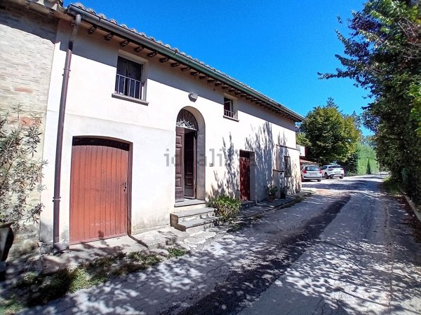 casa indipendente in vendita a Gualdo Cattaneo in zona Ponte di Ferro