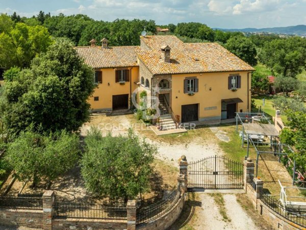 casa indipendente in vendita a Gualdo Cattaneo in zona Torri