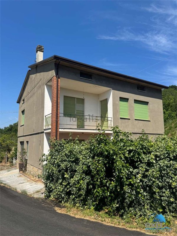 casa indipendente in vendita a Gualdo Cattaneo in zona Pozzo