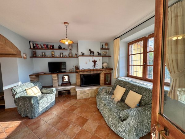 casa indipendente in vendita a Gualdo Cattaneo in zona Cerquiglino