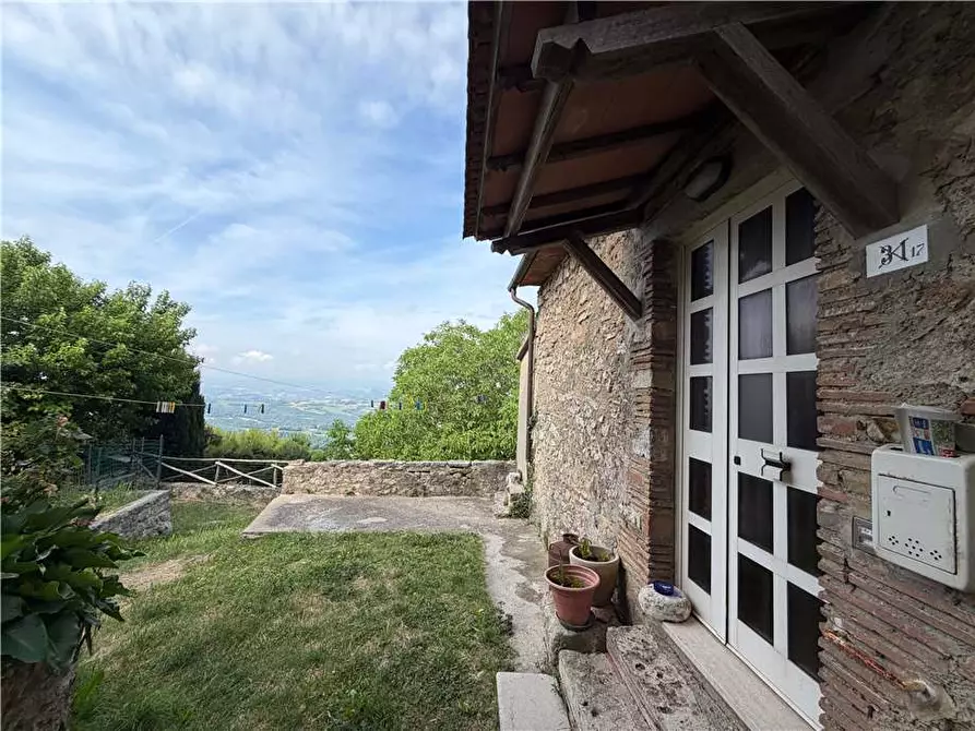 casa indipendente in vendita a Gualdo Cattaneo in zona Grutti