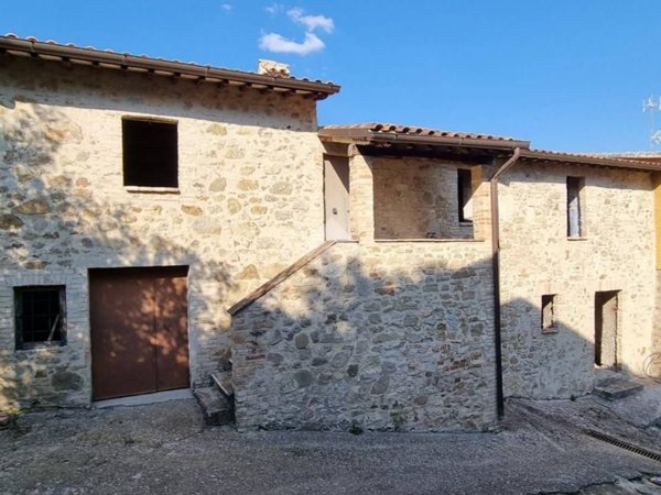casa indipendente in vendita a Gualdo Cattaneo in zona Pozzo