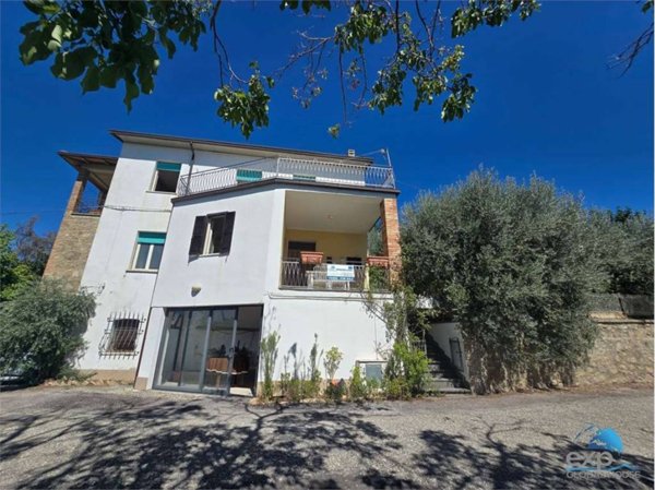 casa indipendente in vendita a Gualdo Cattaneo in zona Pozzo