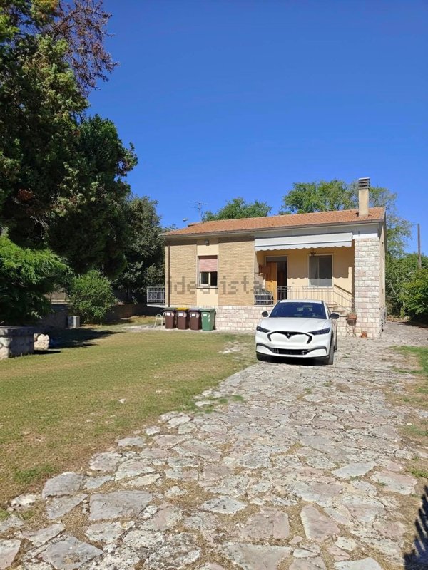 casa indipendente in vendita a Gualdo Cattaneo in zona Grutti