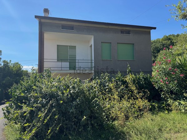casa indipendente in vendita a Gualdo Cattaneo in zona Pozzo