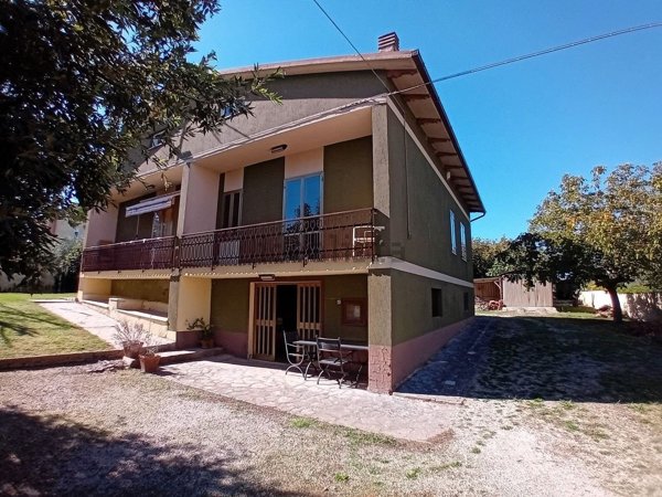 casa indipendente in vendita a Gualdo Cattaneo in zona Grutti