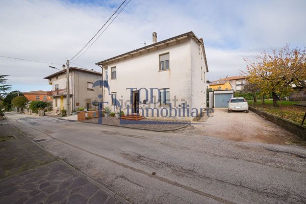 casa indipendente in vendita a Gualdo Cattaneo in zona San Terenziano