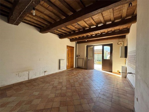 casa indipendente in vendita a Gualdo Tadino in zona Casale