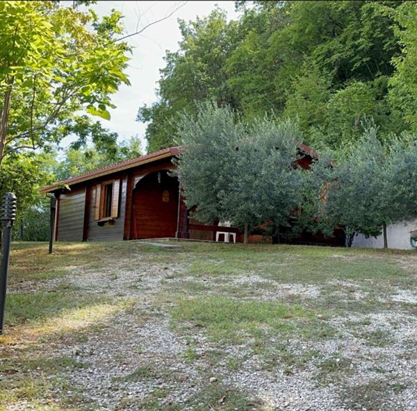 casa indipendente in vendita a Gualdo Tadino in zona Rasina