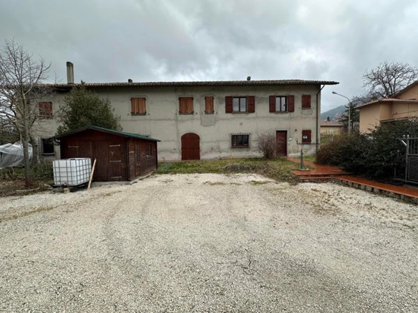 casa indipendente in vendita a Gualdo Tadino in zona Casale