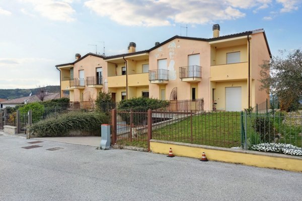 casa indipendente in vendita a Gualdo Tadino in zona Palazzo Ceccoli