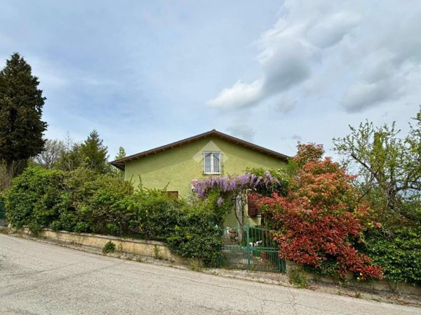 casa indipendente in vendita a Gualdo Tadino in zona San Pellegrino