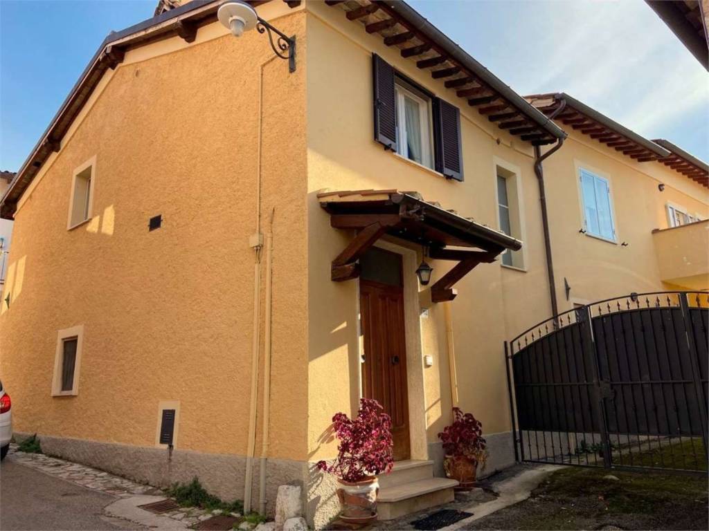 casa indipendente in vendita a Gualdo Tadino in zona Rigali