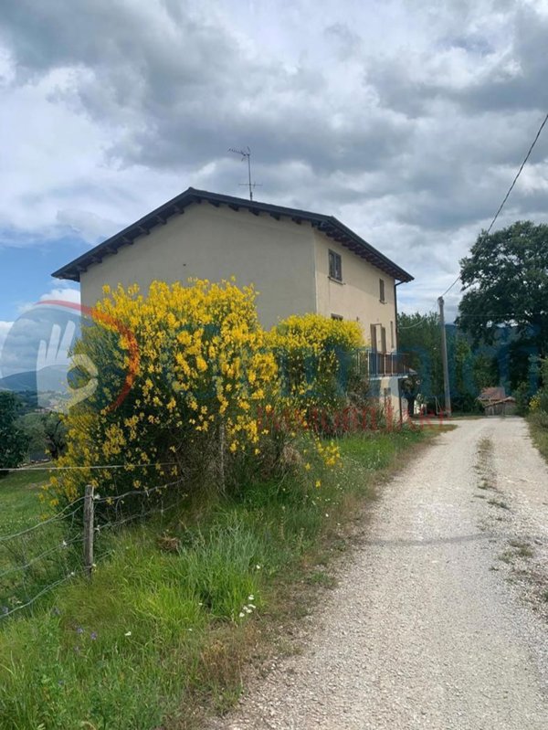 casa indipendente in vendita a Gualdo Tadino in zona Morano Osteria