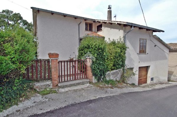 casa indipendente in vendita a Gualdo Tadino in zona Crocicchio