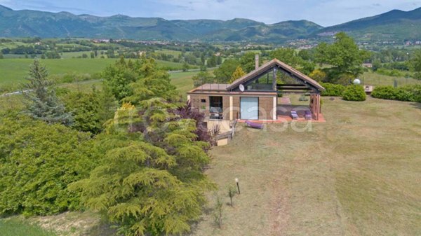 casa indipendente in vendita a Gualdo Tadino in zona Crocicchio