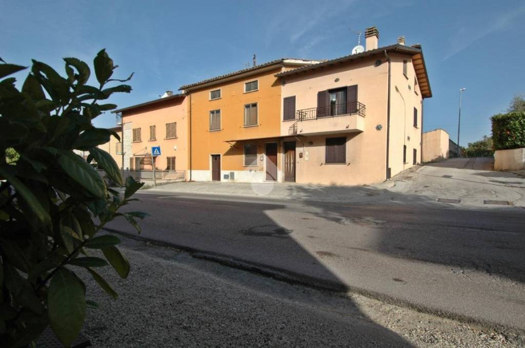 casa indipendente in vendita a Gualdo Tadino in zona Palazzo Ceccoli