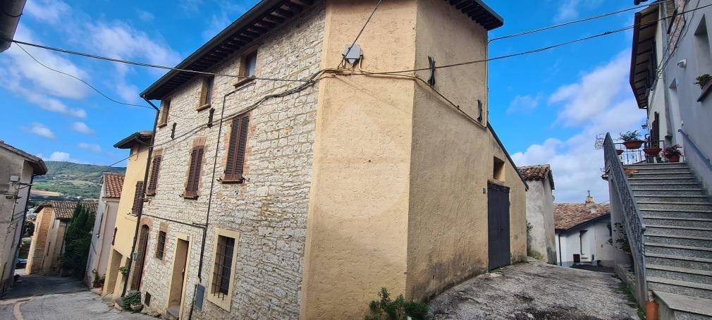 casa indipendente in vendita a Gualdo Tadino in zona Palazzo Mancinelli