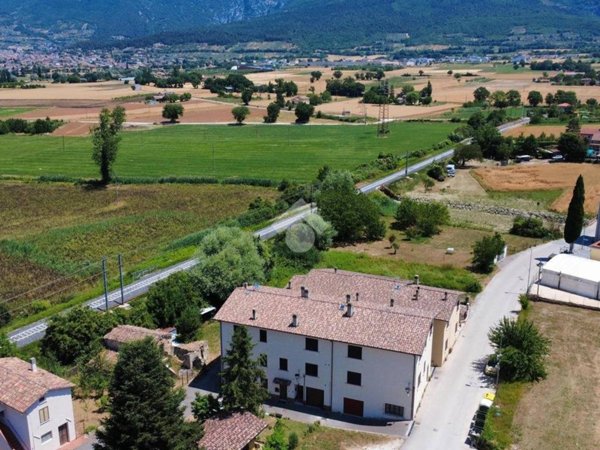 casa indipendente in vendita a Gualdo Tadino in zona Rasina
